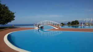 Bazén v ubytování Hotel Torre Normanna nebo v jeho okolí