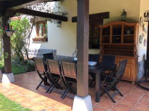 a dining table and chairs on a patio at Lugar Meluerda in Meluerda
