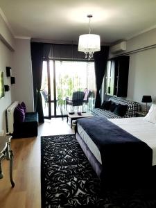 een slaapkamer met een bed en een woonkamer bij Romantic Studio Mamaia in Mamaia
