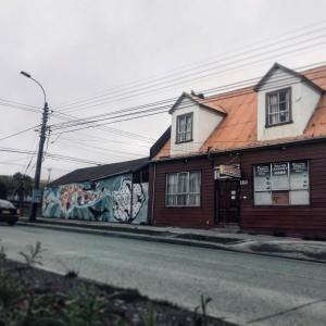 ein Gebäude mit Wandgemälde an der Seite einer Straße in der Unterkunft Patagonia House in Punta Arenas