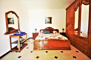 a bedroom with a bed and a large mirror at holidaycasa Leone - Con posto auto a 200mt dal Mare in Sperlonga
