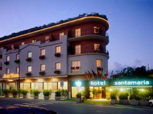 un hôtel avec un bâtiment en face d'une rue dans l'établissement Hotel Santa Maria, à Chiavari