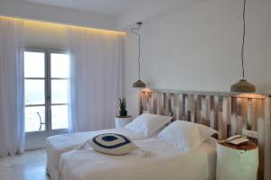 Rúm í herbergi á Hermes Mykonos Hotel