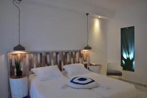 Rúm í herbergi á Hermes Mykonos Hotel