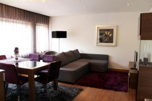 sala de estar con sofá y mesa en Feel Coimbra Apartments, en Coímbra