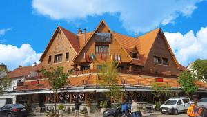 een groot houten gebouw met een dak bij L'empreinte D'ifrane in Ifrane