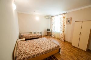 sypialnia z 2 łóżkami i oknem w obiekcie Baza otdiha Svetlaya w mieście Teodozja