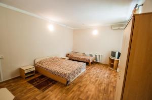 niewielka sypialnia z łóżkiem i krzesłem w obiekcie Baza otdiha Svetlaya w mieście Teodozja