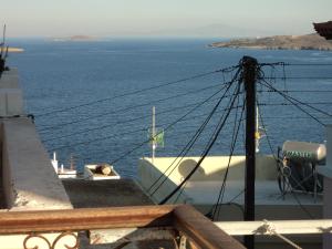 balkon z widokiem na ocean w obiekcie Vaporia w mieście Ermupoli