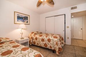 a bedroom with two beds and a ceiling fan at Luxury Shorewalk Water Front 2 Bedroom 2 Bathroom 3Mins IMG 5 Mins Beach in Bradenton Beach +13 photos
