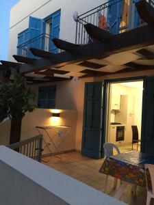 balkon domu ze stołem i krzesłami w obiekcie appartamento residence via giardini Acquamarina w mieście San Vito lo Capo