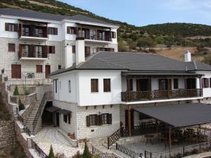 Nespecifikovaný výhled na hory nebo výhled na hory při pohledu z hotelu