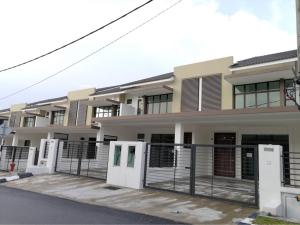 una casa con una puerta delante de ella en Arianna Homestay en Pasir Gudang