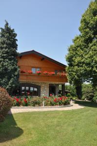 Sevnica的住宿－多林塞克旅館，前面有鲜花的房子