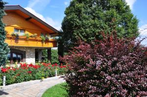 dom z ogrodem kwiatowym przed nim w obiekcie Guesthouse Dolinsek w mieście Sevnica