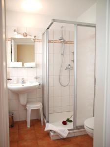 Ett badrum på Altes Doktorhaus - Hotel Garni