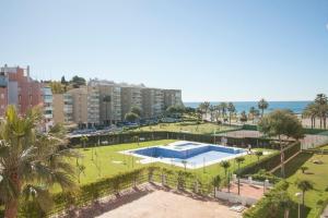 - une vue aérienne sur un parc avec une piscine dans l'établissement Primera línea de playa. Magnífica urbanizacion, à Cala del Moral