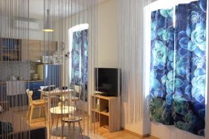 - un salon avec une table et une salle à manger dans l'établissement Cozy apartment in center of Rijeka, à Rijeka