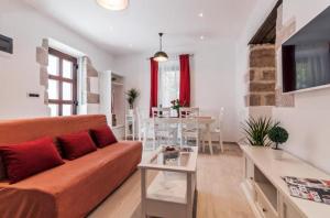 ein Wohnzimmer mit einem Sofa und einem Tisch in der Unterkunft Villa Augustina in Sukošan