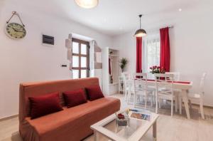 ein Wohnzimmer mit einem Sofa und einem Tisch in der Unterkunft Villa Augustina in Sukošan