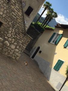 widok na budynek z palmą w obiekcie Antica Contrada Marocco w mieście Riva del Garda