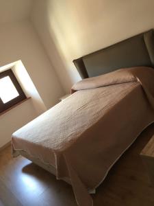 łóżko w małym pokoju z oknem w obiekcie Antica Contrada Marocco w mieście Riva del Garda