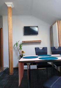 a meeting room with a table and chairs at Santos in Kappel-Grafenhausen