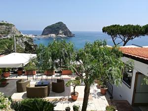 vista para o oceano a partir de um pátio do hotel em Hotel Casa Gerardo em Ischia