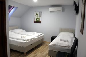 En eller flere senge i et værelse på Sörpatika Vendégház