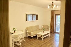 een woonkamer met een bank en een tafel bij Genacvale in Tbilisi City
