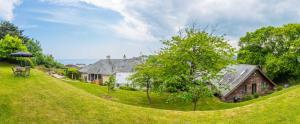 uma casa numa colina com um jardim relvado em The Garden Studios em Budleigh Salterton