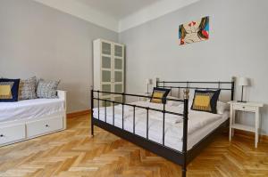 sypialnia z 2 łóżkami i drewnianą podłogą w obiekcie Historic Centre Apartments IV w Pradze