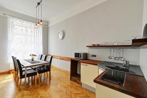 kuchnia i jadalnia ze stołem i krzesłami w obiekcie Historic Centre Apartments IV w Pradze