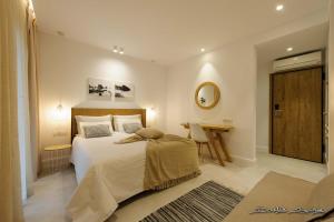 Postel nebo postele na pokoji v ubytování Alfa Hotel