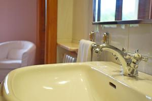 a bathroom with a sink and a mirror at Hotel Hontoria in Hontoria