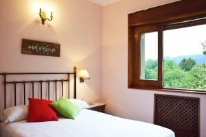 a bedroom with a bed and a window at Hotel Hontoria in Hontoria
