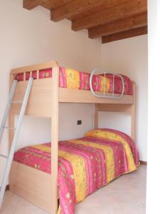 een slaapkamer met 2 stapelbedden en een ladder bij Appartamenti Esmera in Desenzano del Garda