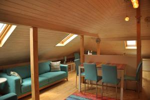 Habitación con sofá, mesa y sillas. en Ema Artistic House, en Pleven
