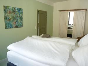 ein Schlafzimmer mit 2 Betten und einem Wandgemälde in der Unterkunft Ferienwohnung zum Burgtor in Lübeck