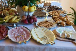 una mesa cubierta con muchos tipos diferentes de comida en Hotel Europa, en Porlezza