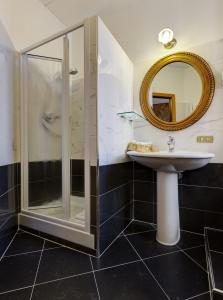 Koupelna v ubytování Hotel Residenza In Farnese
