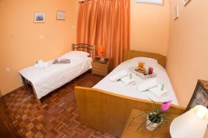 卡瓦拉的住宿－Théa Apartment，酒店客房设有两张床和一张桌子。