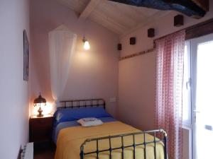 a bedroom with a bed and a window at Casa Candana in La Cándana de Curueño