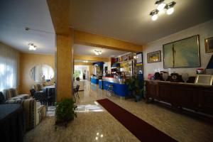 een lobby met een woonkamer en een eetkamer bij King Hotel in Fiuggi