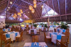 Un restaurante o sitio para comer en Flamingo Vallarta Hotel & Marina