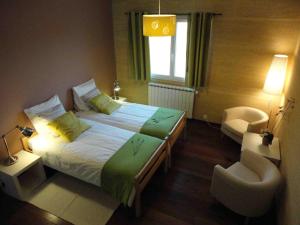 Postel nebo postele na pokoji v ubytování Villa La Charmeuse Fleurie