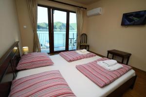 Un pat sau paturi într-o cameră la Vila Golful Dunării