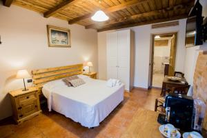 1 dormitorio con 1 cama blanca grande en una habitación en La Fornasetta, en Milán