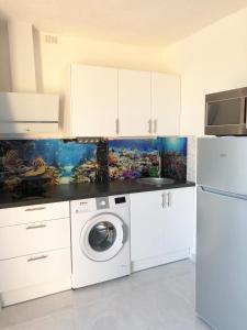 Cucina o angolo cottura di Barcaresa-MAISONNETTE VUE MER PIEDS DANS L'EAU WIFI