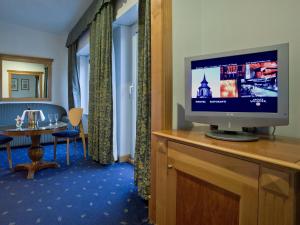 TV a/nebo společenská místnost v ubytování Hotel Diplomatic